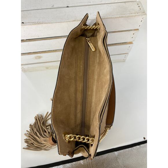 MICHAEL KORS, LARGE TAN SUEDE SHOULDER BAG WITH TASSEL - Picture 12 of 16